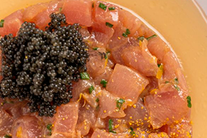 Tartar de atum, ovas de peixe, mel e pólen